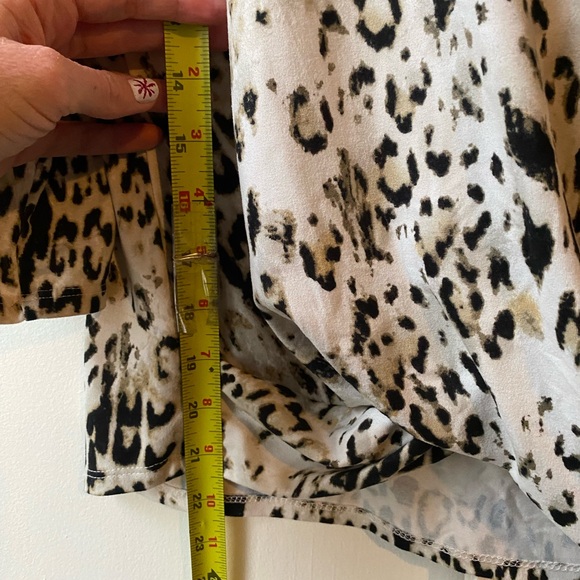 By & By Cheetah Loose Fitting Flattering Top 3/4 Sleeve Size Medium Womens - Picture 5 of 8